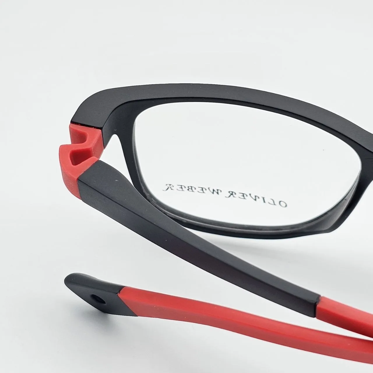 عکس نمای 45 درجه عینک نشکن برند OLIVER WEBER رنگ black,red