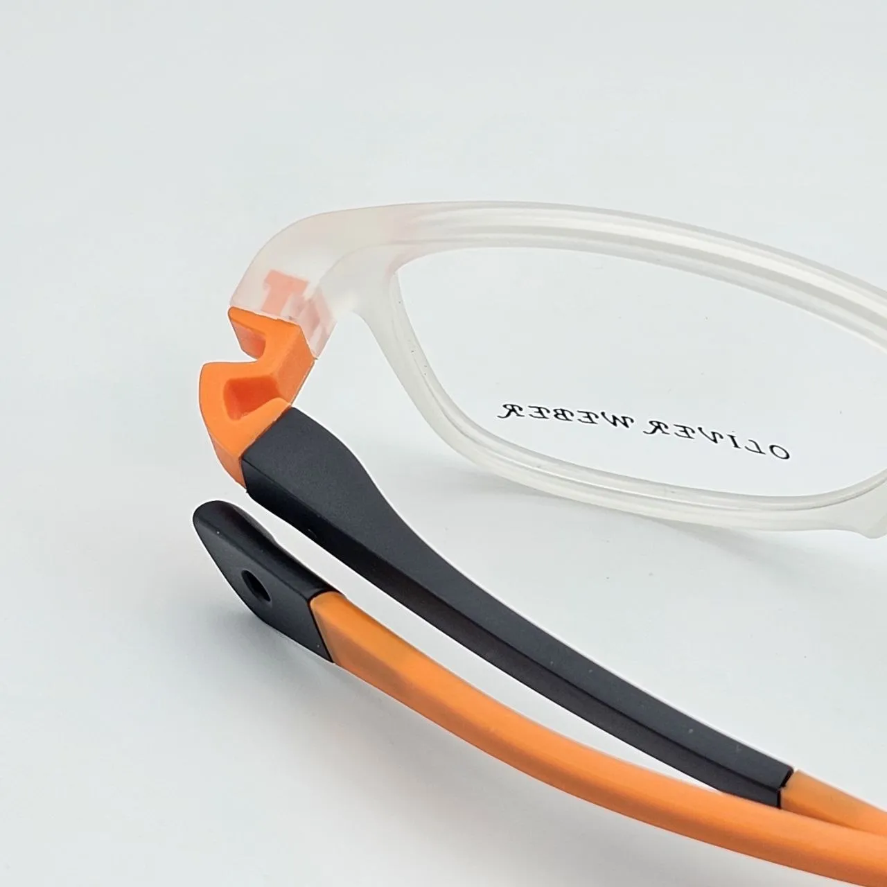 عکس نمای دسته عینک نشکن برند OLIVER WEBER رنگ white,orange