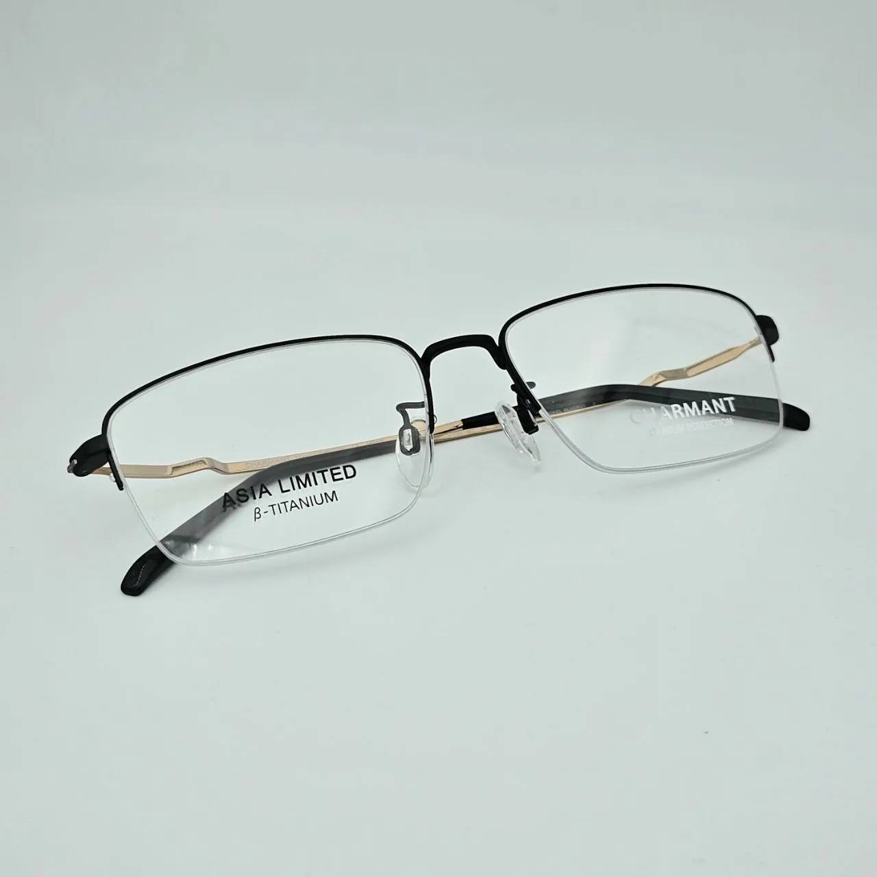 عکس نمای 45 درجه عینک طبی برند charmant مدل titanium perfection کد ۱۴۲۵ رنگ black,gold