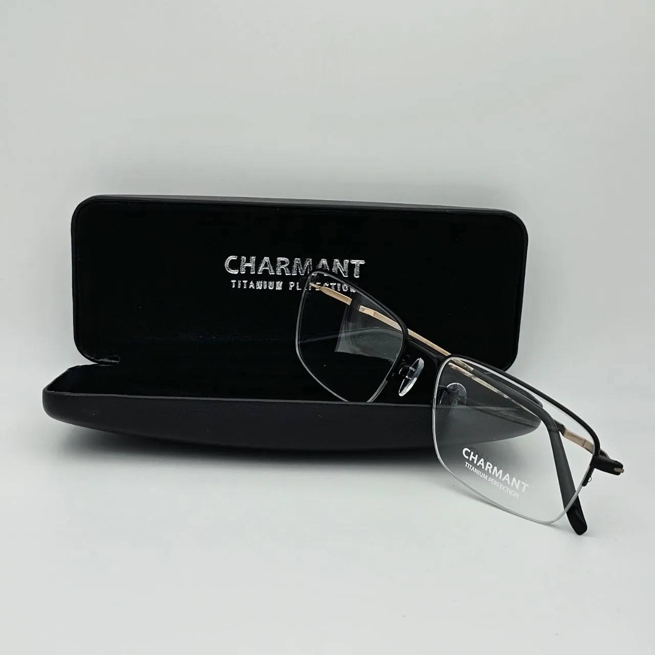 عکس نمای از بالا عینک طبی برند charmant مدل titanium perfection کد ۱۴۲۵ رنگ black,gold