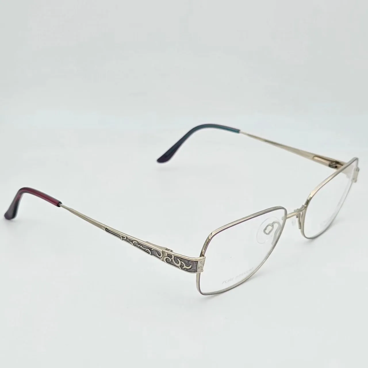 عکس نمای 45 درجه عینک طبی زنانه برند charmant مدل titanium perfection کد ۱۴۲۶ رنگ silver