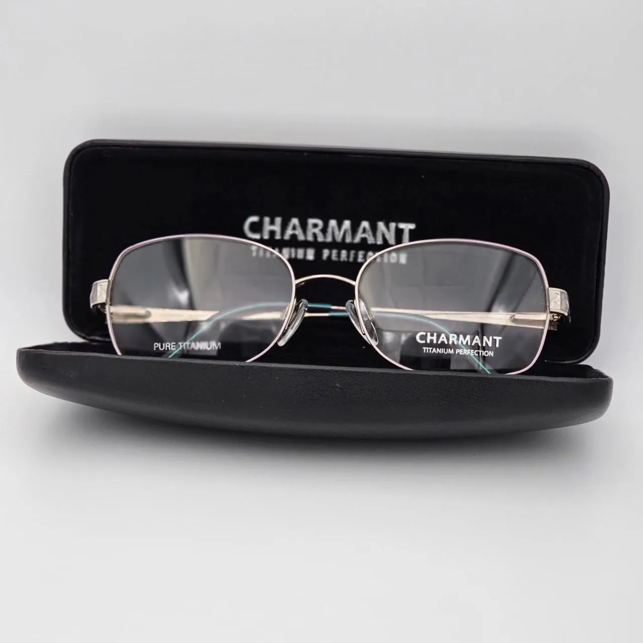 عکس نمای از بالا عینک طبی زنانه برند charmant مدل titanium perfection کد ۱۴۲۶ رنگ silver