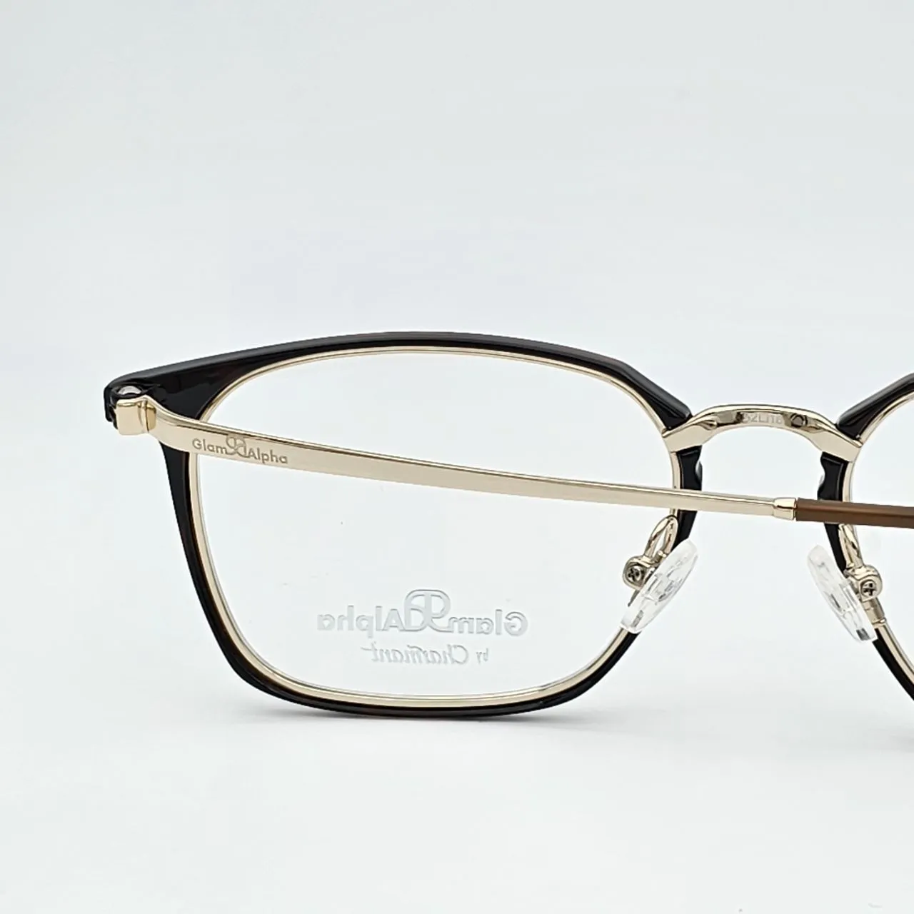 عکس نمای 45 درجه عینک طبی برند charmant مدلglam alphaکرد رنگ black,gold