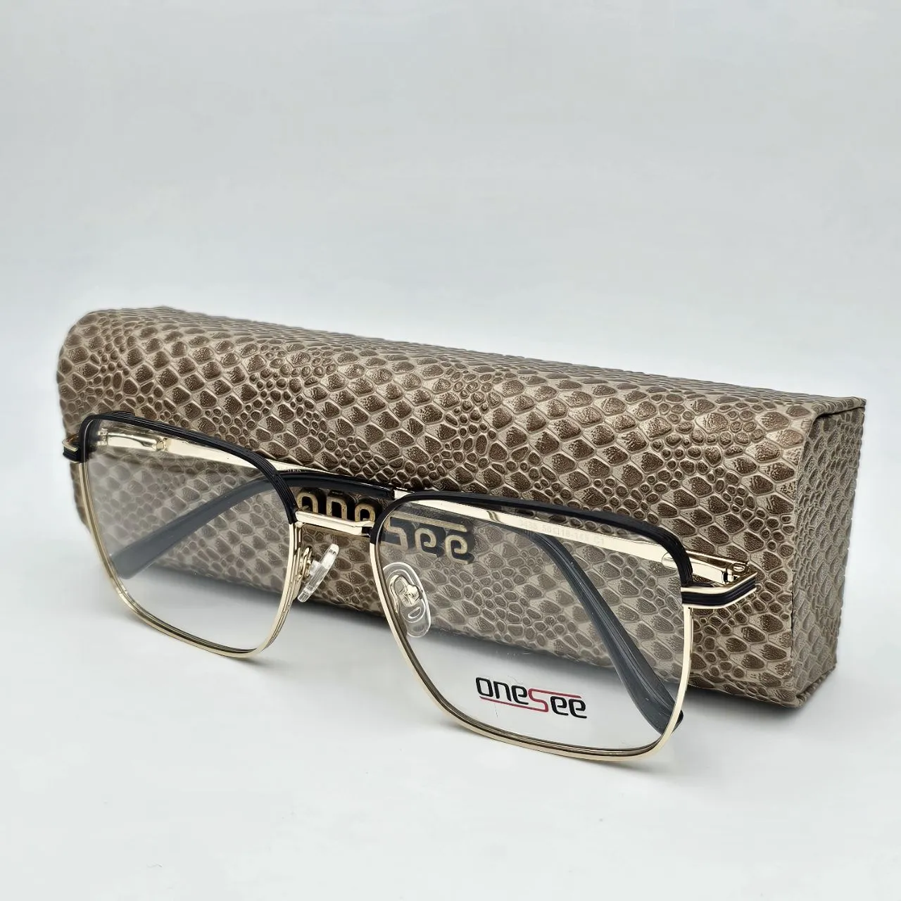 عکس نمای از بالا عینک طبی مردانه زنانه one see کد 1646 رنگ black,gold