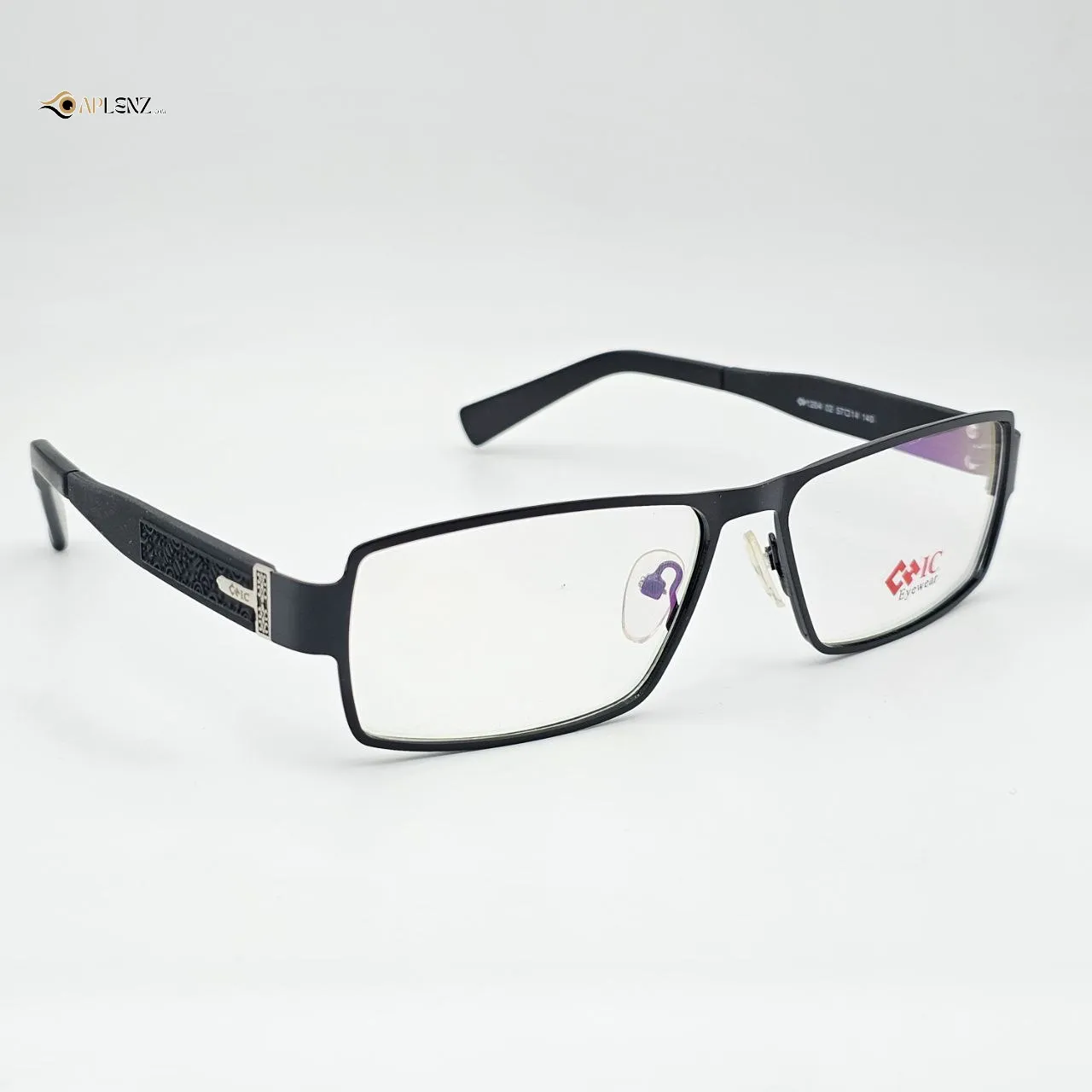 عکس نمای 45 درجه عینک طبی کائوچویی برند chic رنگ black
