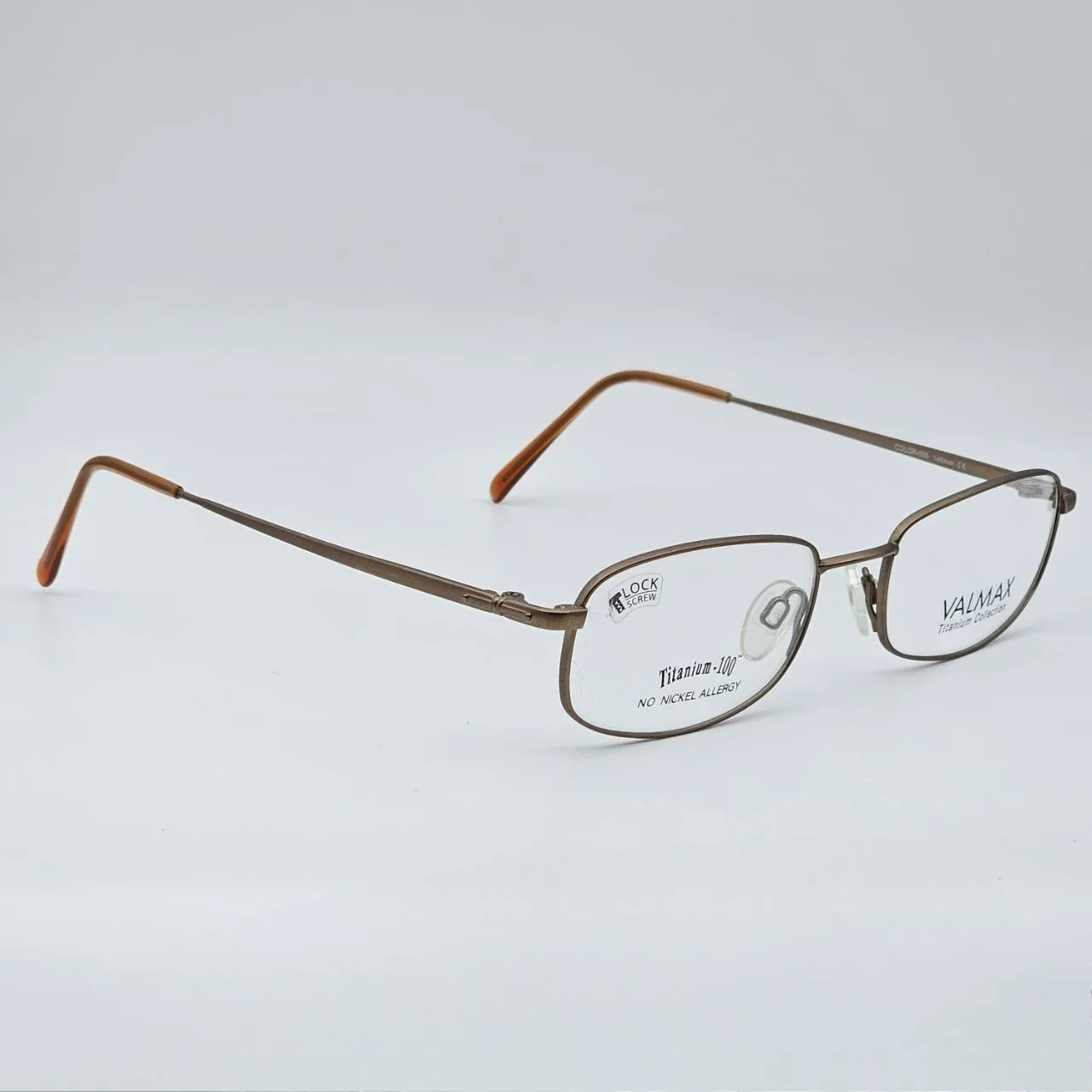 عکس نمای 45 درجه عینک طبی تیتانیوم برند VALMAX رنگ beige
