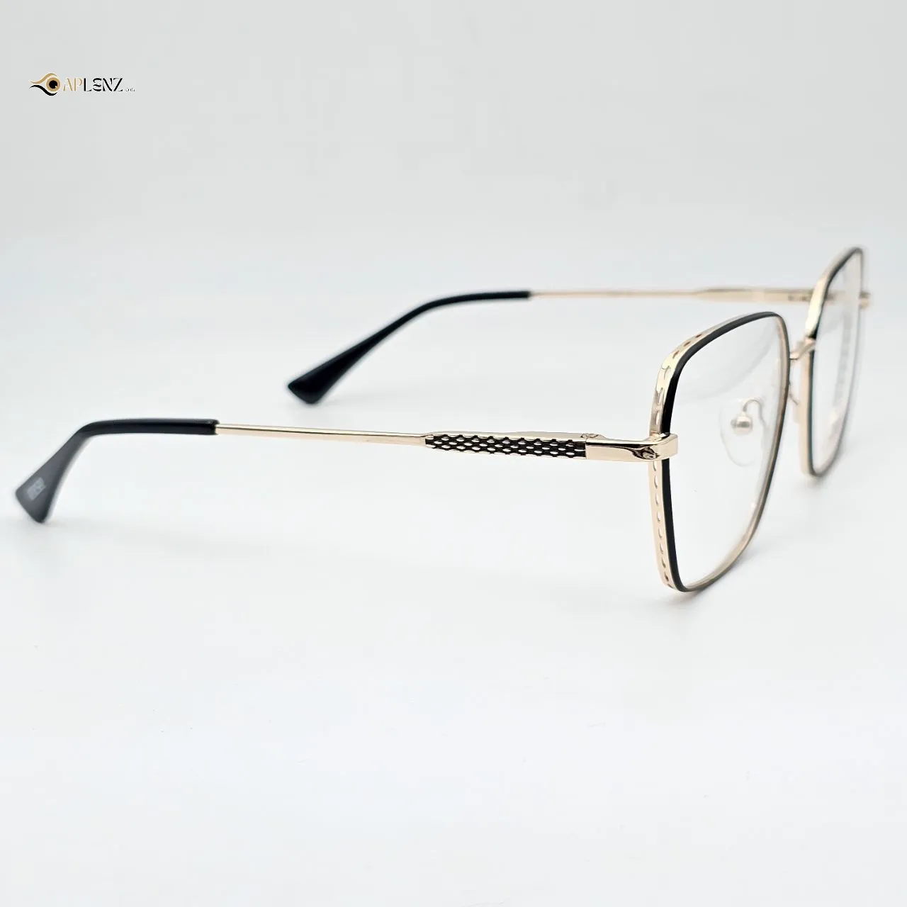 عکس نمای 45 درجه عینک طبی زنانه برند one see رنگ black,gold