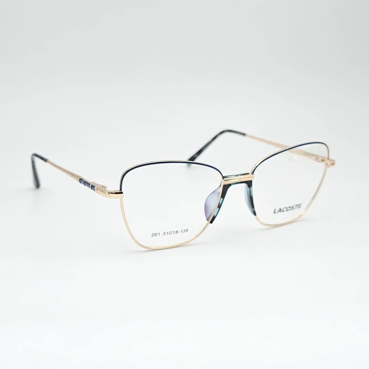 عکس نمای 45 درجه عینک طبی زنانه فلزی گربه ای برند Lacoste کد 201 رنگ gold,blue