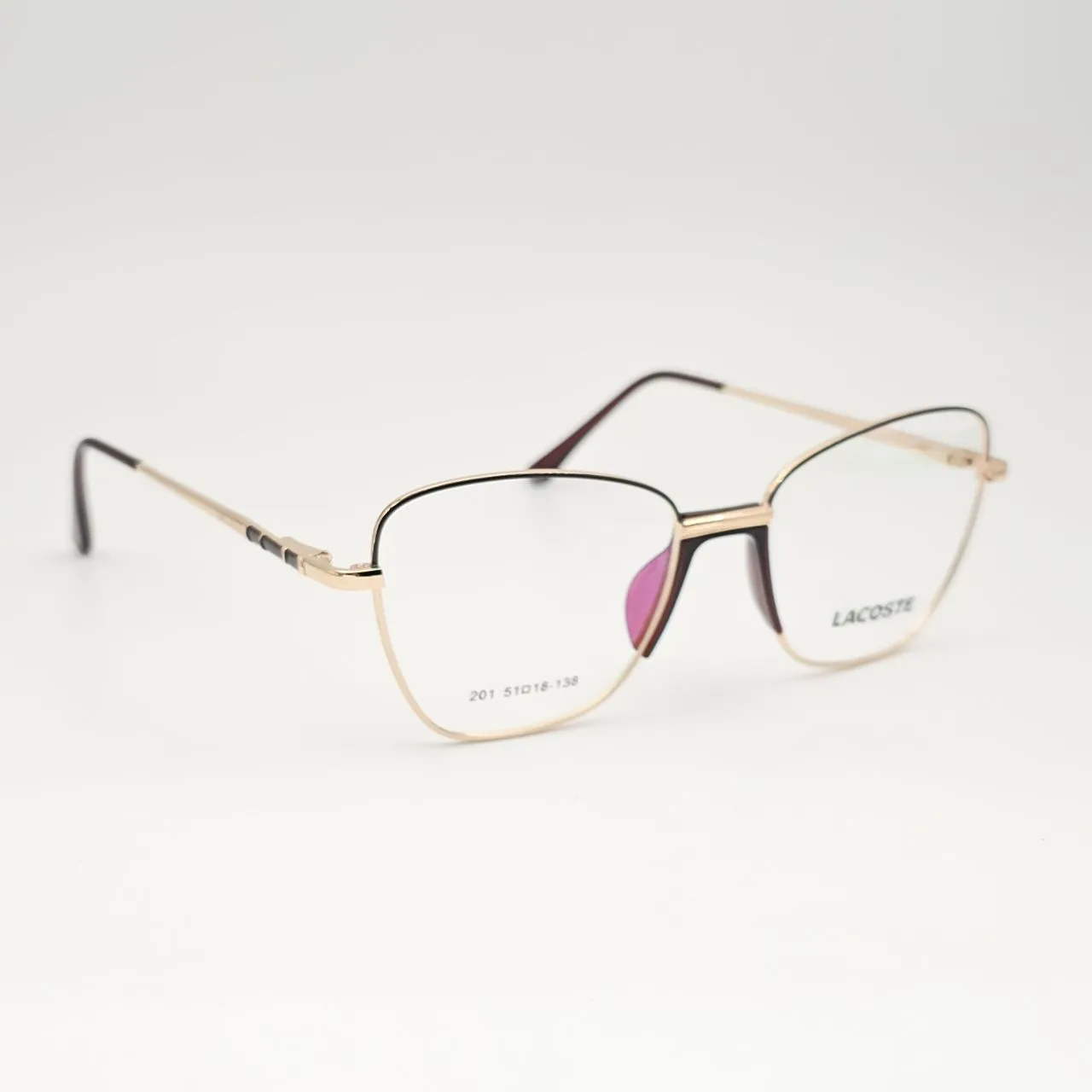 عکس نمای 45 درجه عینک طبی زنانه فلزی گربه ای برند Lacoste کد 201 رنگ gold,brown