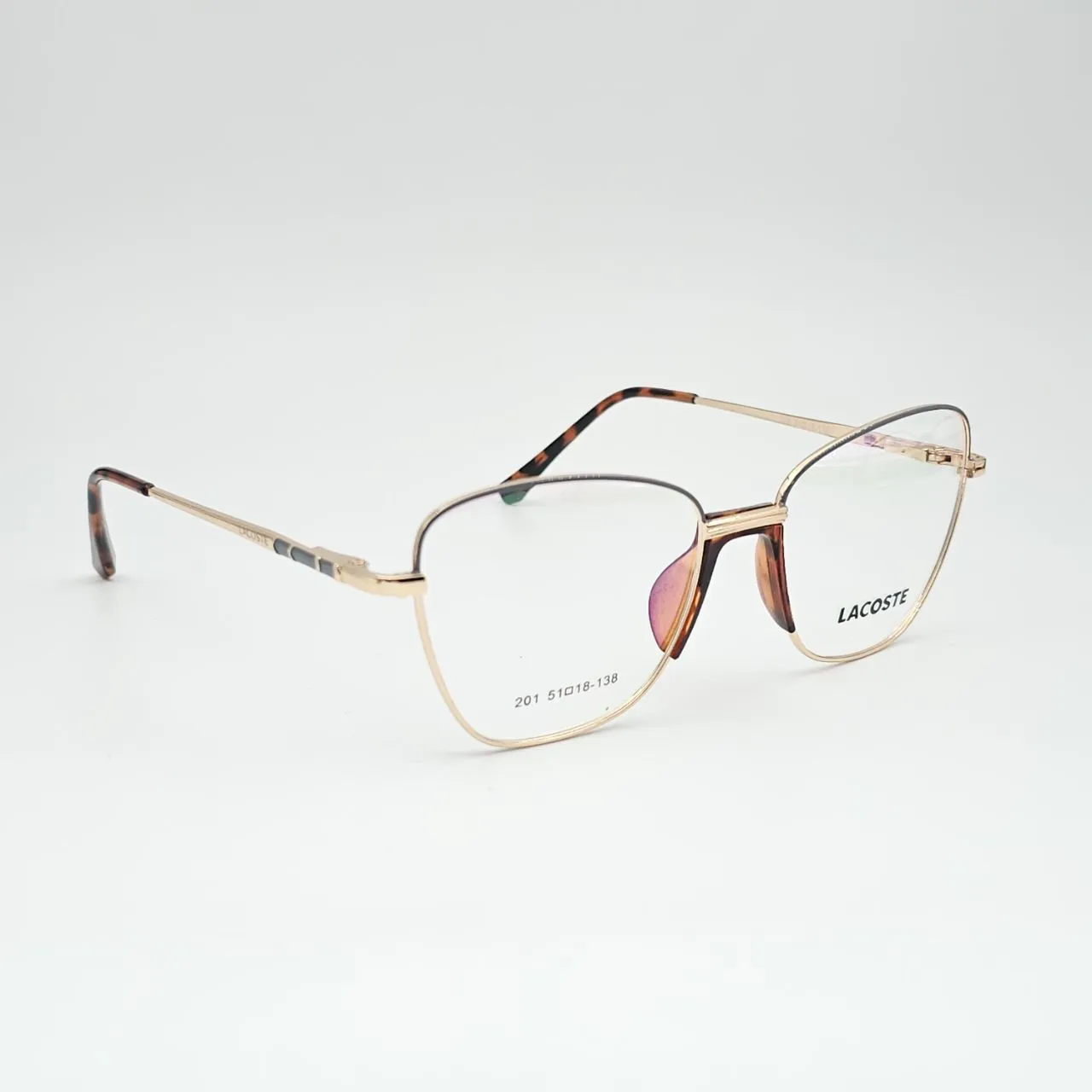 عکس نمای 45 درجه عینک طبی زنانه فلزی گربه ای برند Lacoste کد 201 رنگ gold,leopard