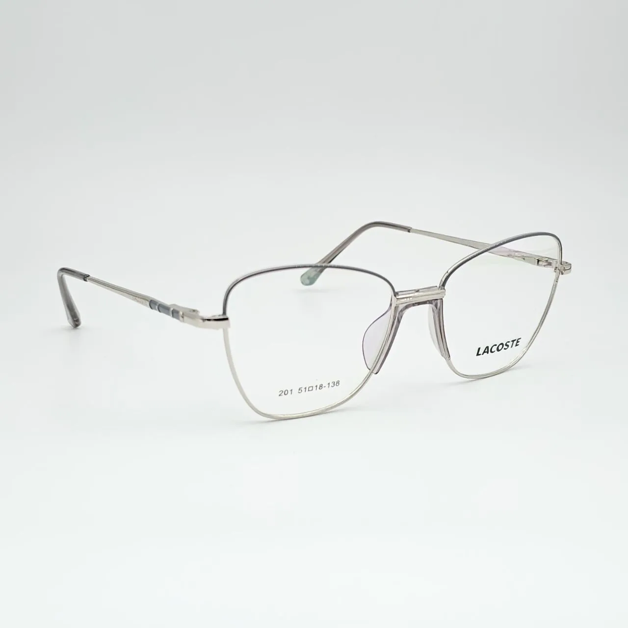 عکس نمای 45 درجه عینک طبی زنانه فلزی گربه ای برند Lacoste کد 201 رنگ silver,transparent