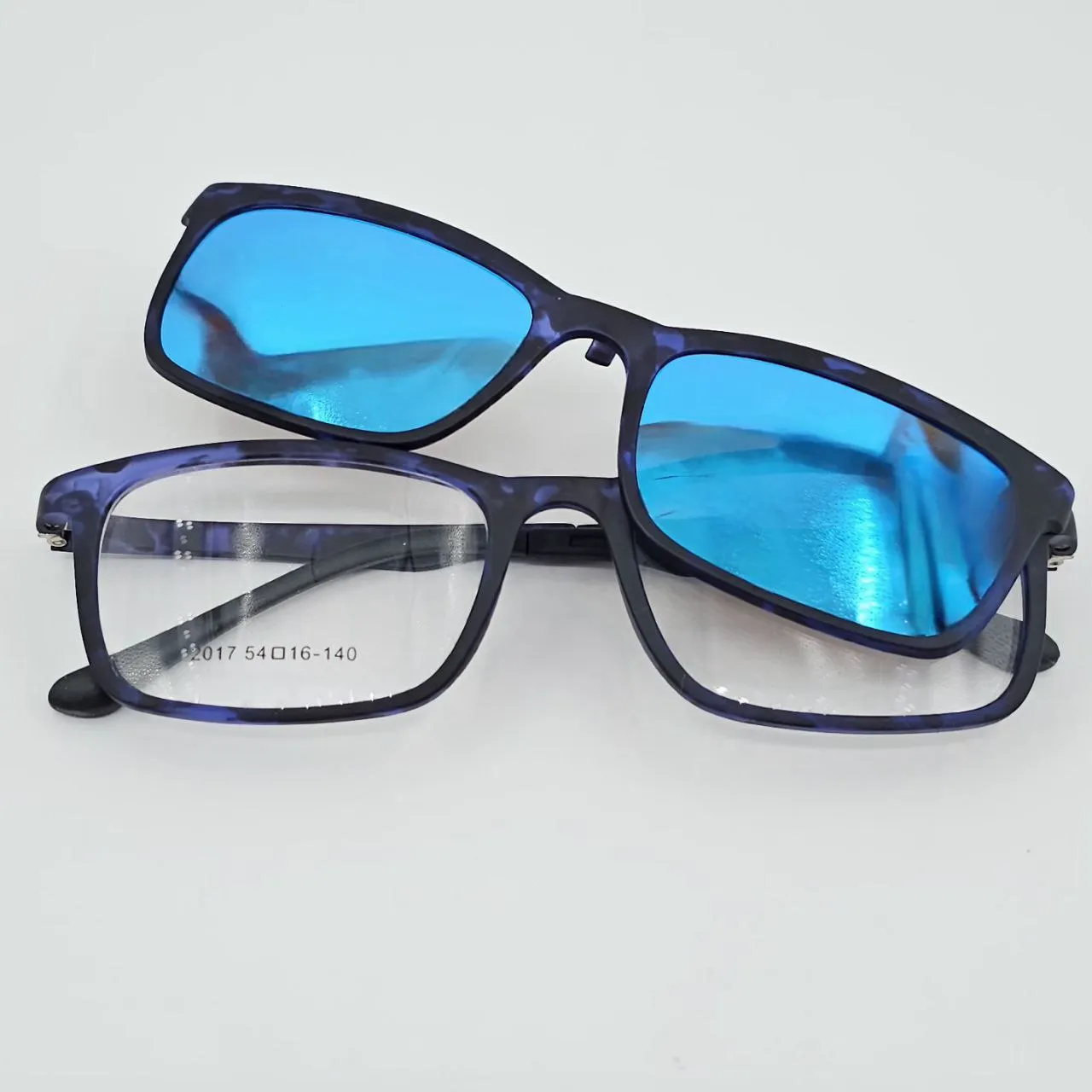 عکس نمای از بالا عینک کاور دار رنگ blue