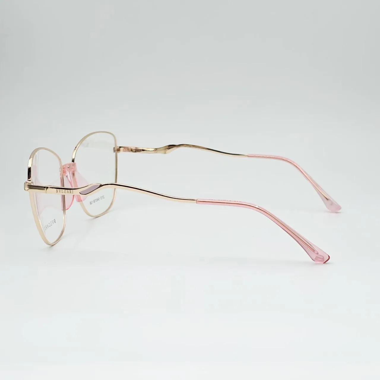 عکس نمای 45 درجه عینک طبی گربه ای فلزی برند BVLGARI رنگ gold,pink