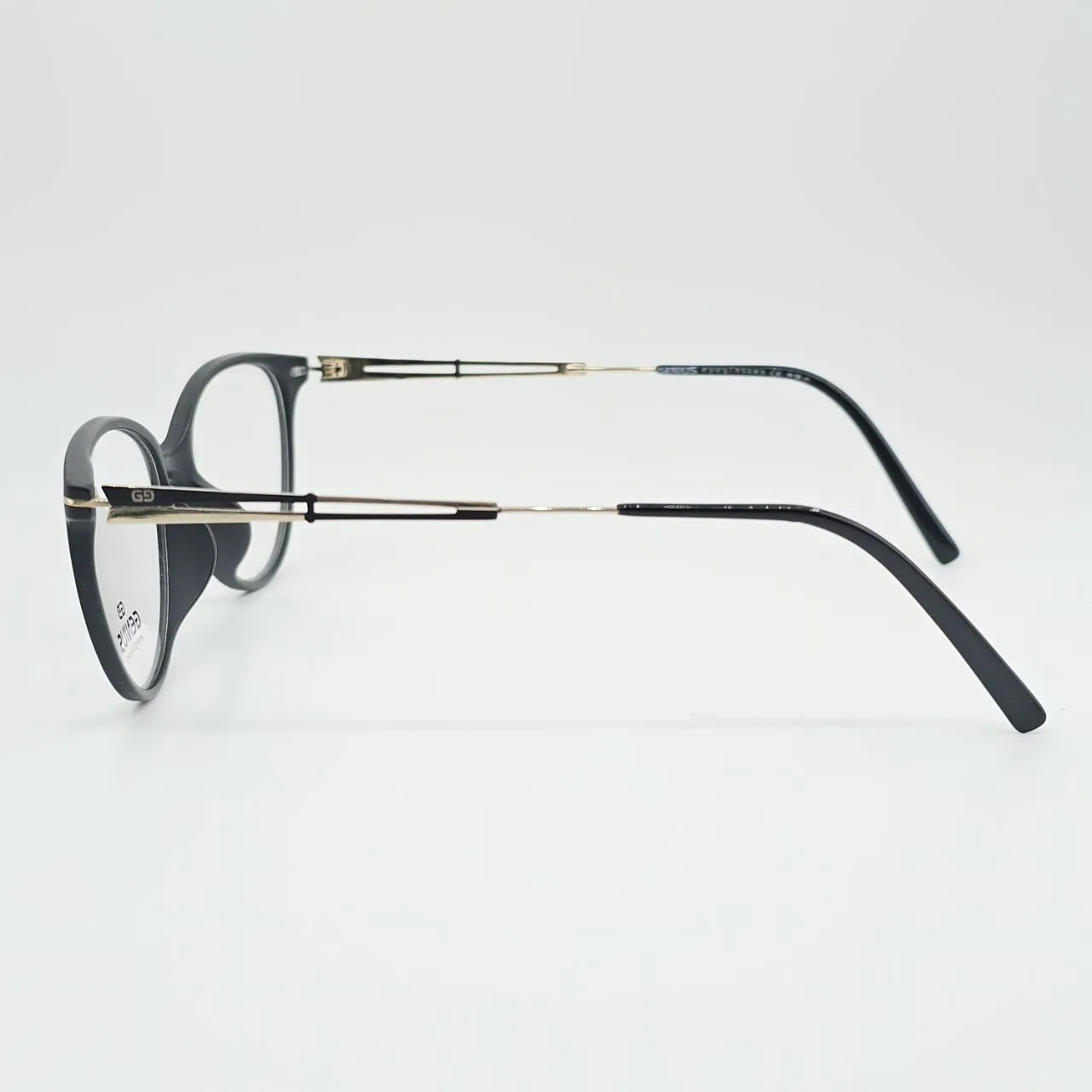 عکس نمای دسته عینک گربه‌ای مشکی با تزئینات طلایی رنگ black,gold