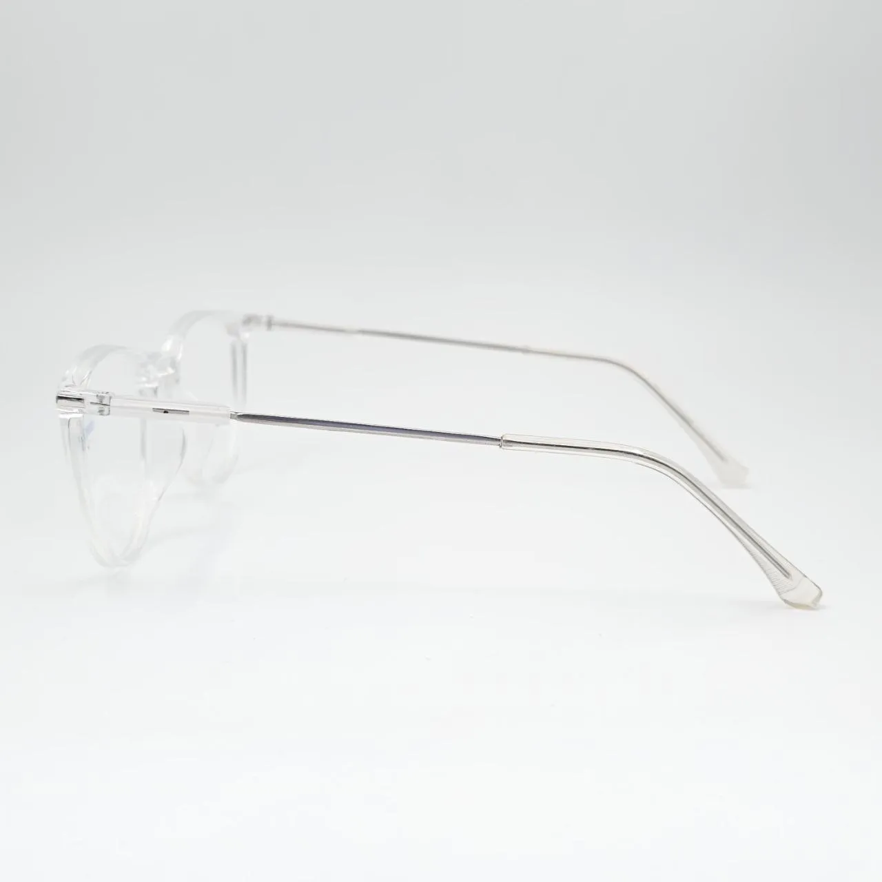 عکس نمای 45 درجه عینک طبی گرد بلوکات و شفاف برند Reebok رنگ transparent