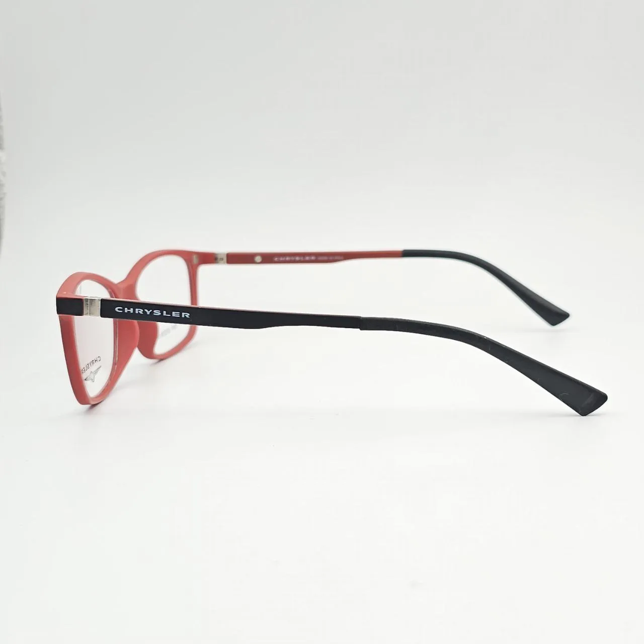 عکس نمای 45 درجه عینک دوکاره Chrysler مشکی-قرمز با کاور مغناطیسی و محافظ UV400 رنگ black,red