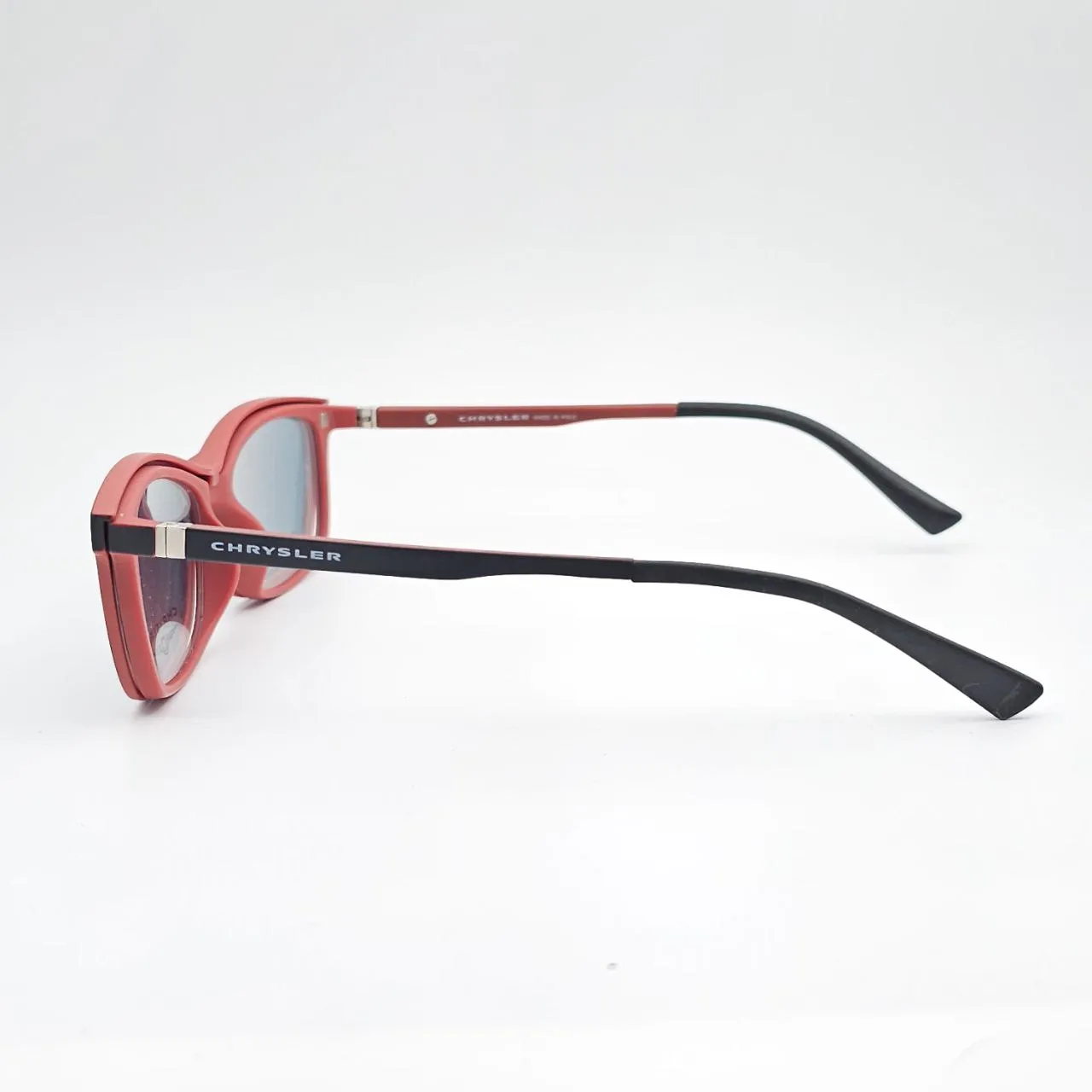 عکس نمای دسته عینک دوکاره Chrysler مشکی-قرمز با کاور مغناطیسی و محافظ UV400 رنگ black,red