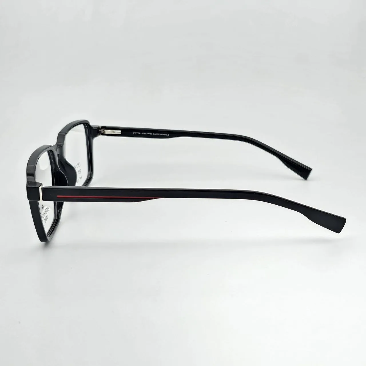 عکس نمای 45 درجه عینک طبی نشکن برند PATEK PHLIPPE رنگ black,red