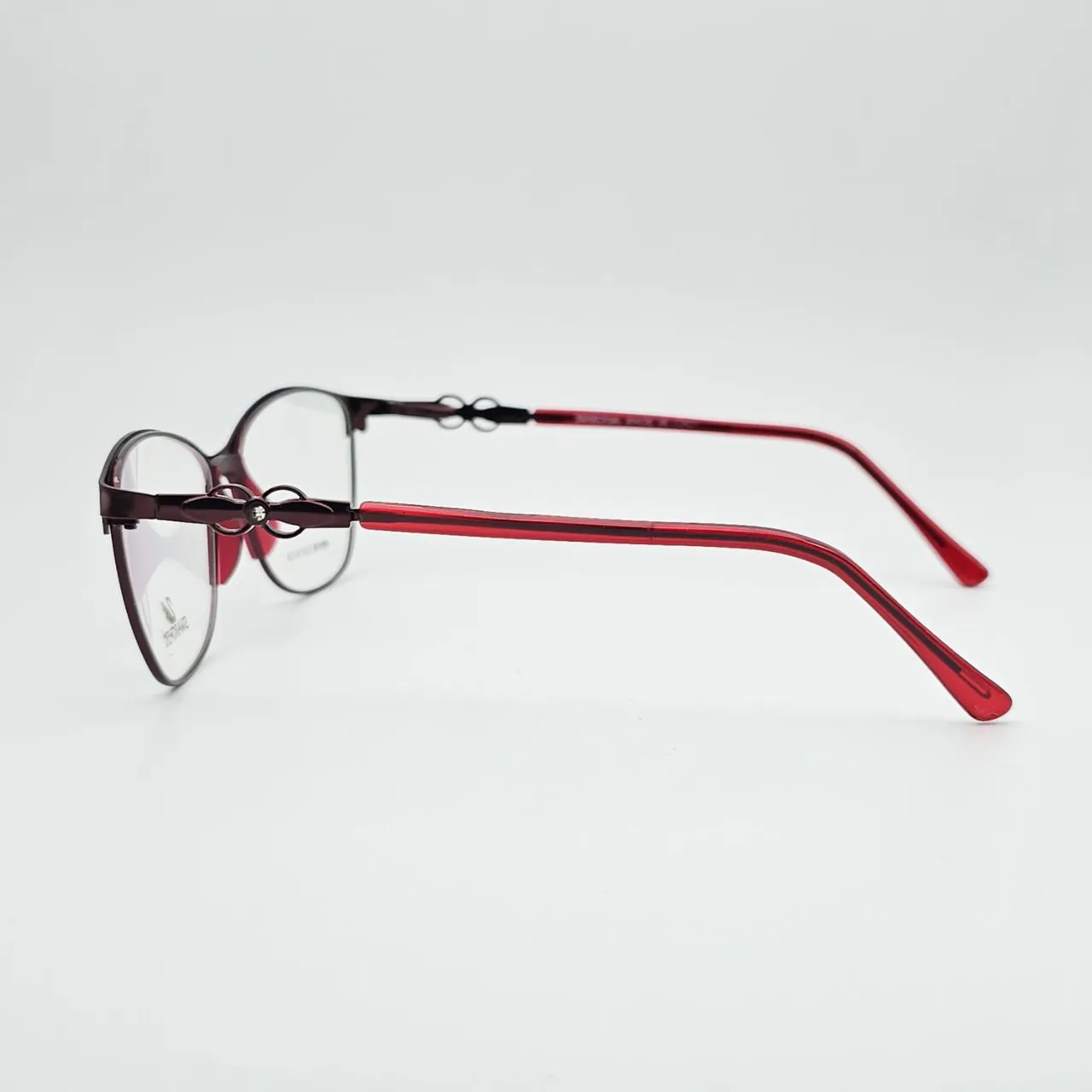 عکس نمای 45 درجه عینک طبی زنانه مدل swarovski کد 88866 رنگ red