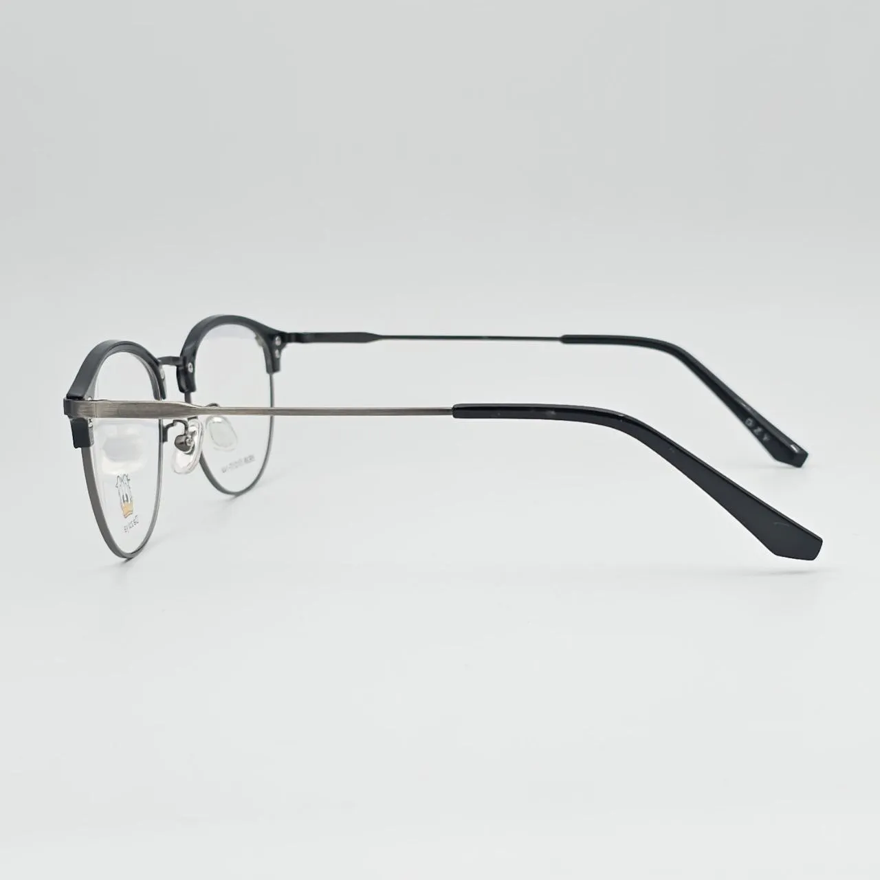 عکس نمای 45 درجه عینک طبی گرد مدل کلاب مستر کد 8938 رنگ black,gray
