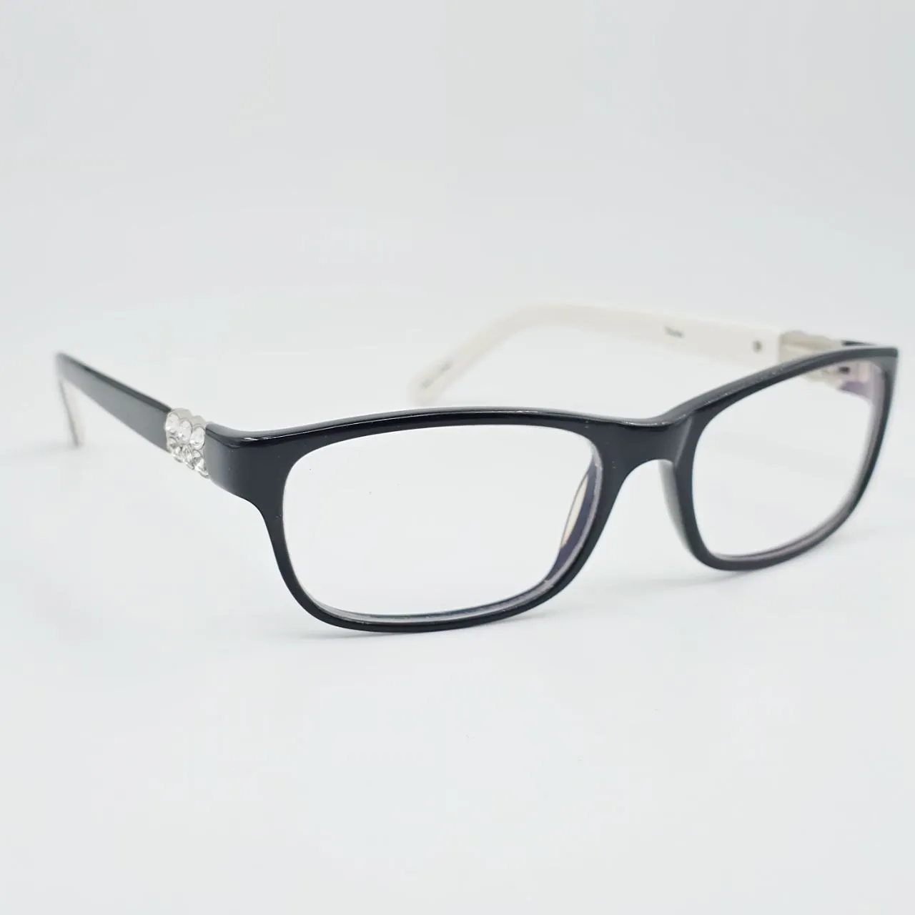 عکس نمای 45 درجه عینک مستطیلی مشکی و سفید با نگین کاری رنگ black,silver