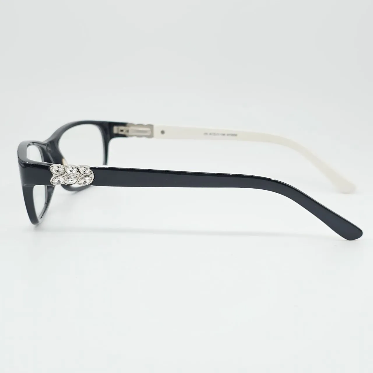 عکس نمای دسته عینک مستطیلی مشکی و سفید با نگین کاری رنگ black,silver