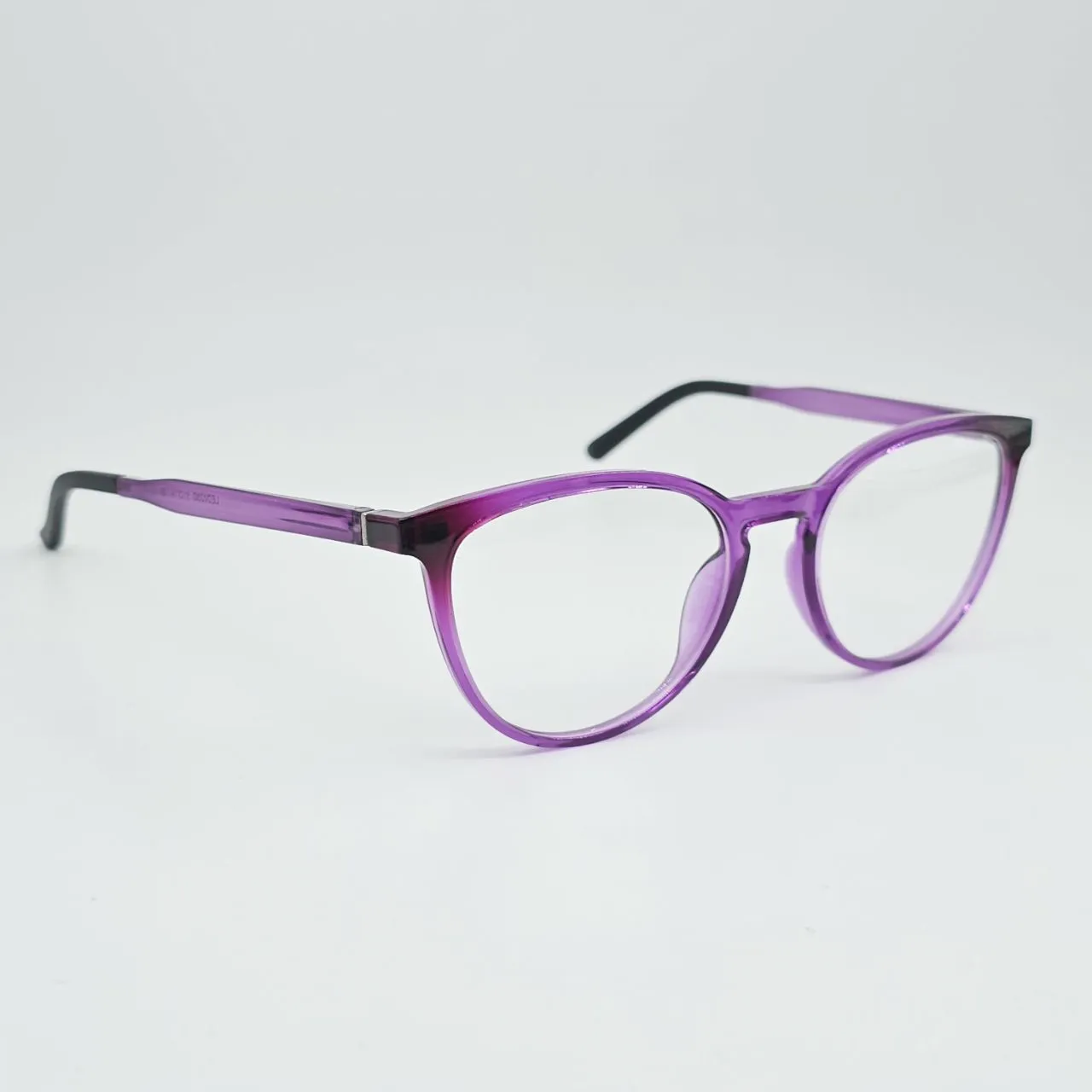 عکس نمای 45 درجه عینک طبی زنانه کاور دار مگنتی رنگ purple