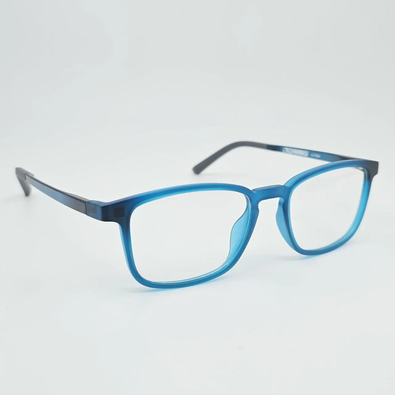 عکس نمای 45 درجه عینک طبی با کاور آفتابی رنگ blue,green