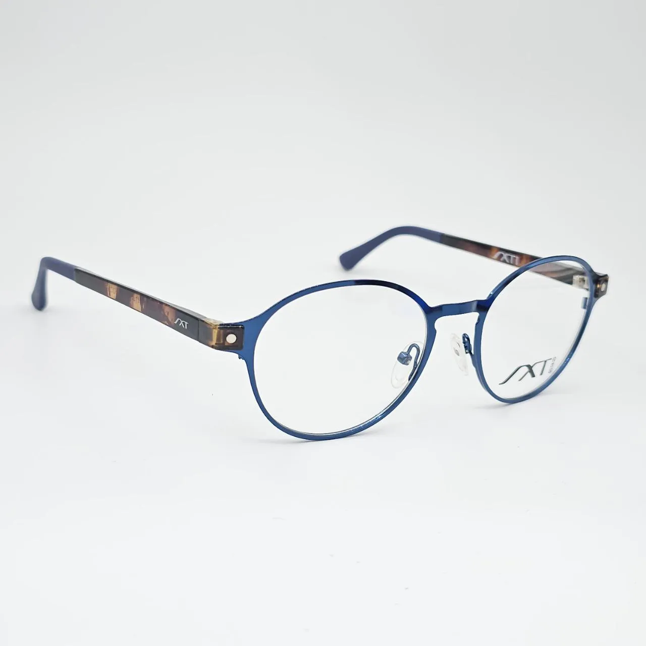 عکس نمای 45 درجه عینک کاوردار فلزی آبی برند SXT رنگ blue,leopard