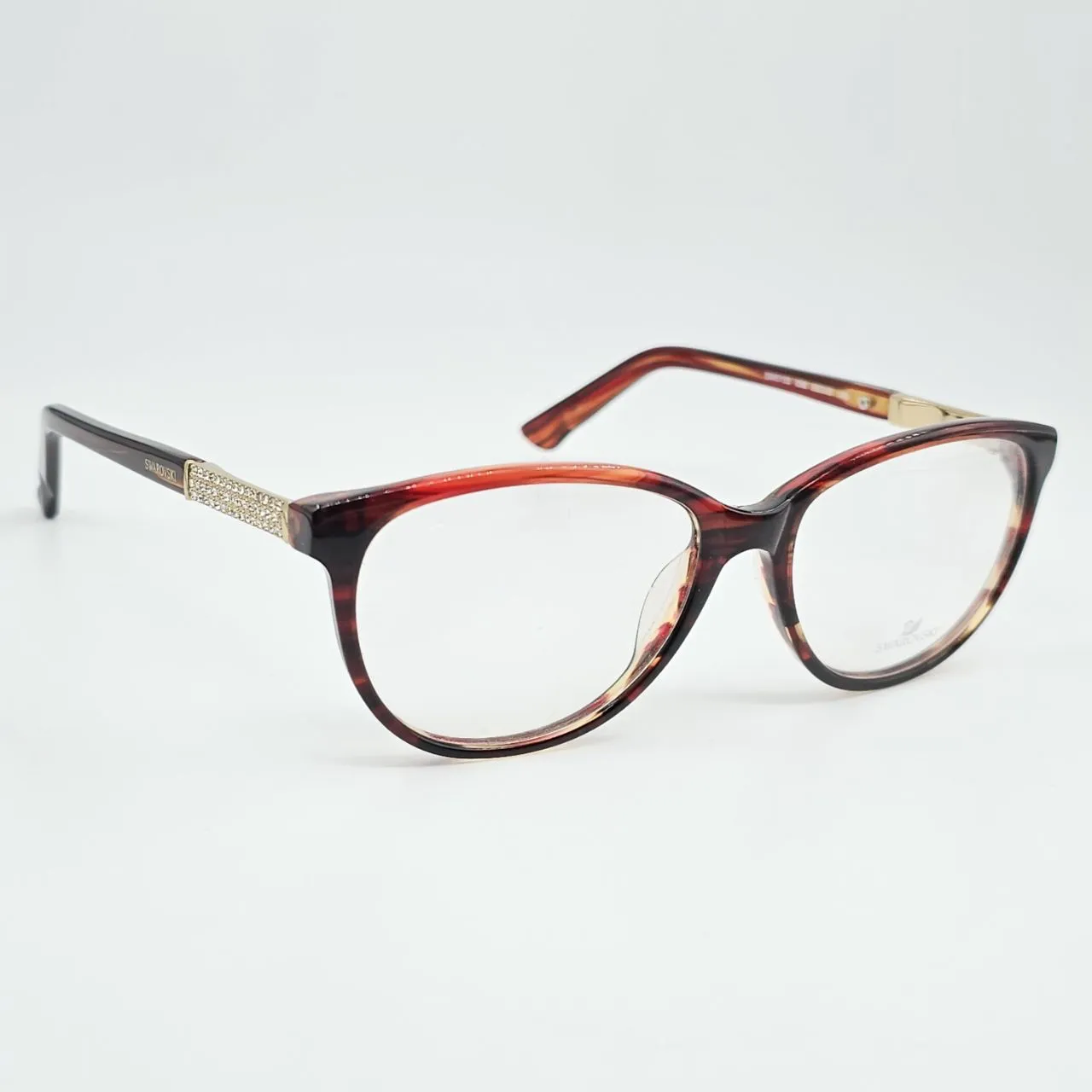 عکس نمای 45 درجه عینک زنانه SWAROVSKI با طراحی کلاسیک رنگ red,leopard