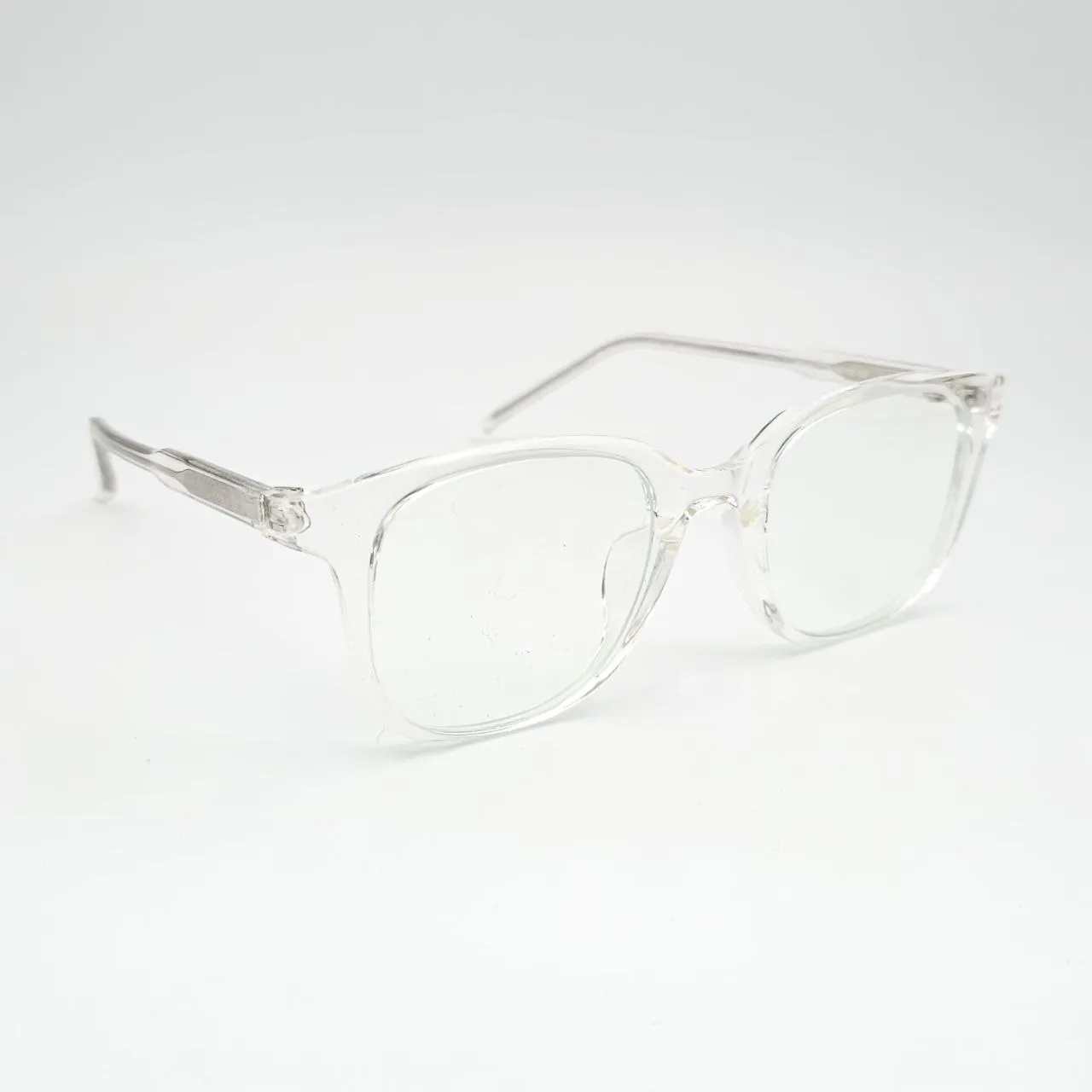 عکس نمای 45 درجه عینک طبی مربعی شفاف TR90برند MOSCOT رنگ transparent