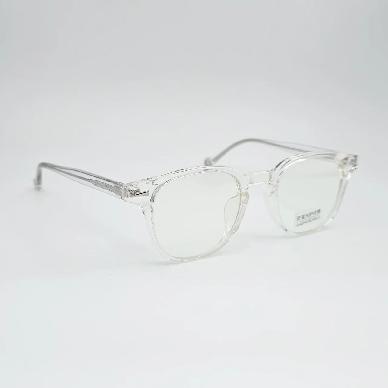 عکس نمای 45 درجه عینک طبی شفاف TR90 برند MOSCOT رنگ transparent