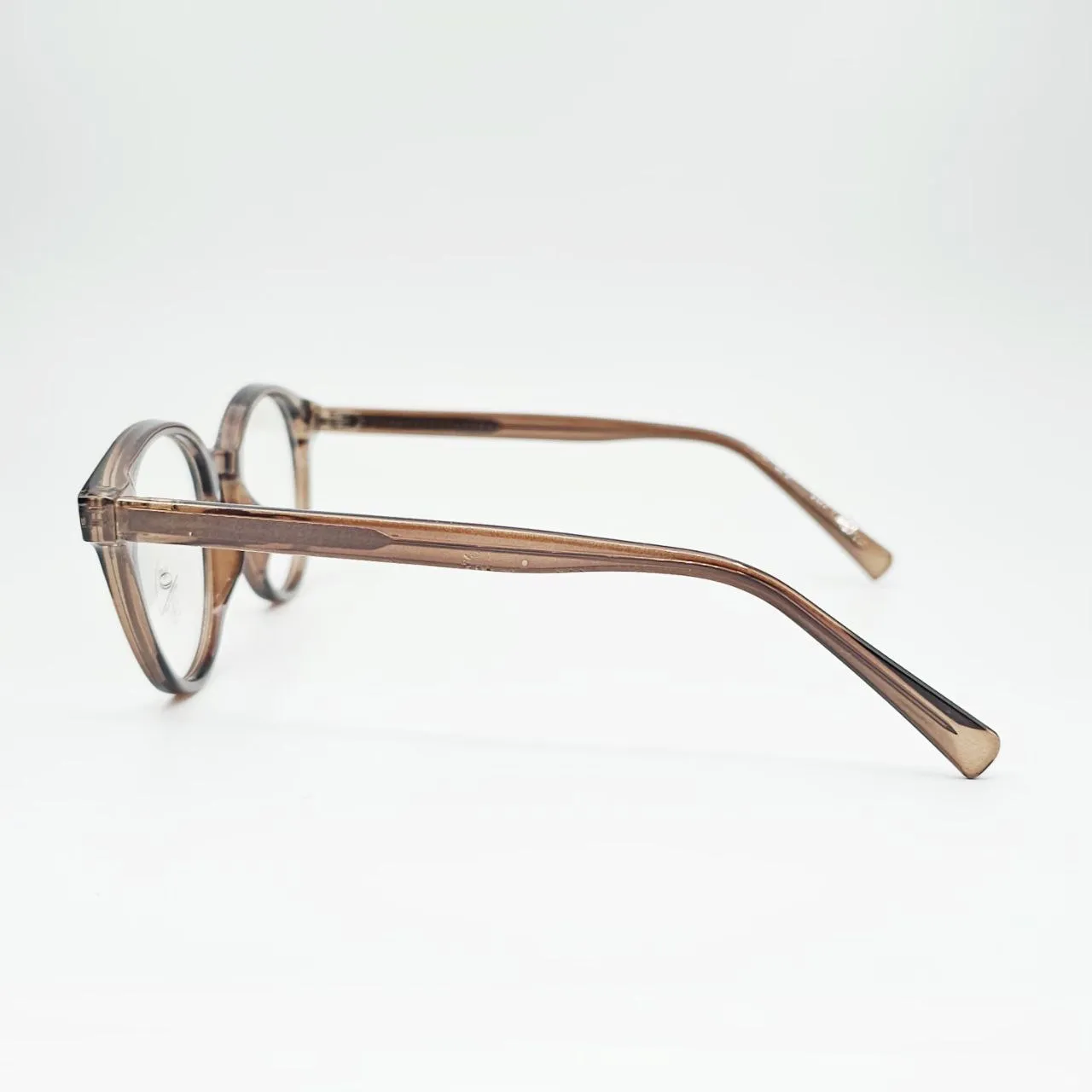 عکس نمای دسته عینک طبی گرد نشکن برند MOSCOT رنگ brown
