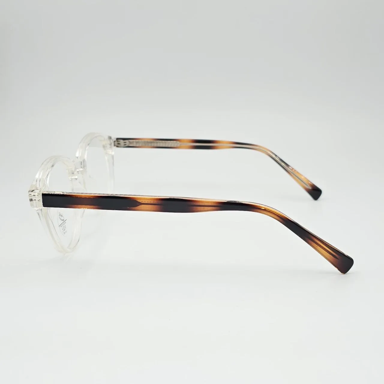 عکس نمای 45 درجه عینک طبی گرد شفاف TR90 با دسته پلنگی برند MOSCOT رنگ transparent,leopard